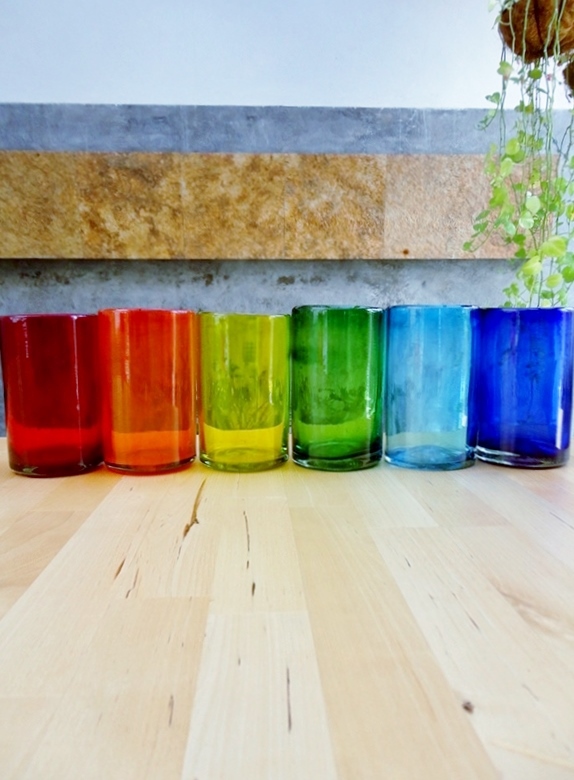 Novedades / Juego de 6 vasos grandes de colores Arcoíris / Éstos artesanales vasos le darán un toque clásico a su bebida favorita.